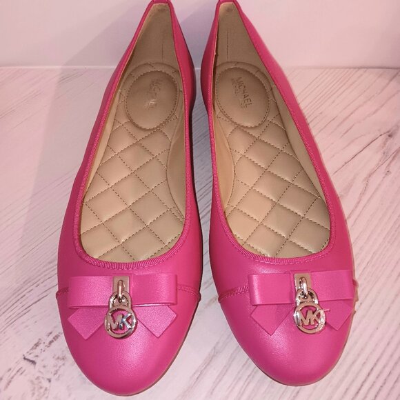 NWT IN BOX 💥 MICHAEL KORS Honey Ballet Dragonfruit Pink Flats with SILVER Logo - Picture 1 of 6